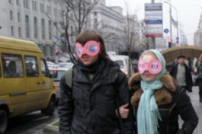 Белорусские флэшмоберы сняли с глаз розовые очки, а с ушей – лапшу