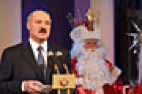 На "главной ёлке страны" Лукашенко выступал рядом с Дедом Морозом (фото)