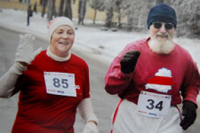 74-гадовы жодзінец за год прабег з бел-чырвона-белым сцягам у 23 марафонах (ФОТА)