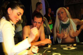 В Германии проходит чемпионат по покеру на раздевание (фоторепортаж)