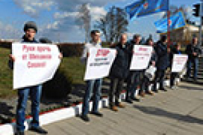 Профсоюз РЭП провел пикет у проходной Слонимской фабрики в защиту Михаила Сошко