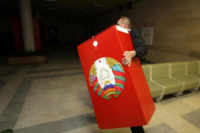 «Член комиссии взяла 20 бюллетеней и спрятала их под попу». Беларусские «выборы» – в одной цитате