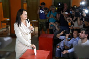 Тихановская проголосовала: поддержать ее пришли около 200 человек