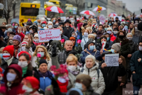 «Вот такие мы, белорусские наркоманы!» С какими плакатами пришли на марш пенсионеров