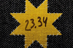 Желтая звезда с надписью 23.34. Новая работа Цеслера