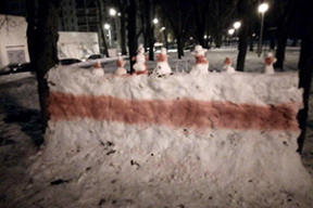 Фотофакт. Полуночный пикет снеговиков в Минске