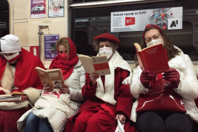Девушки в БЧБ-одежде читают в подземке «Историю Беларуси» и «1984»