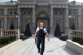 Байнет шутит: «Путин с автоматом защищает дворец в Геленджике». И проводит параллели всерьез