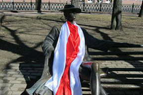 Скульптуры в Михайловском сквере в БЧБ-флагах