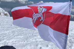 БЧБ-флаг с «Погоней» развевается над Эльбрусом