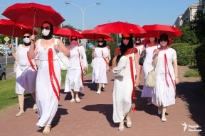 Женщины в белом под красными зонтами – в Минске