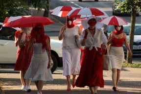 Прогулка девушек с зонтиками по центру Минска