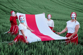 Фотосессия выходного дня: Женщины с БЧБ-флагом – в пшеничном поле