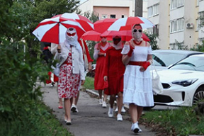 Прогулка женщин с БЧБ-зонтами по Минску