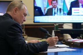 На часах у проголосовавшего Путина заметили дату — неделей позже. Есть два объяснения