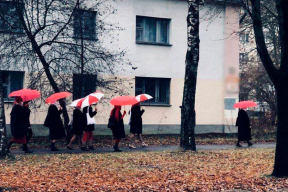 Женщины под БЧБ-зонтами – в одном из районов Минска