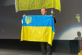Фотофакт. Камбербэтч с флагом Украины на сцене