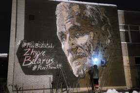 В Вильнюсе создают граффити с портретом Алеся Беляцкого — напротив посольства Беларуси