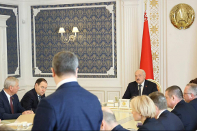 Лукашенко: «Деревья буду садить за вас, а вы будете ходить с бэчэбэшными флагами»