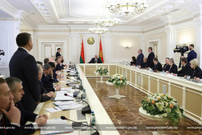 Лукашенко: «Стоят по периметру, зубами щелкают и просятся обратно»