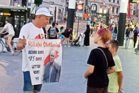«Это нужно сделать». Земляк Николая Статкевича провел акцию солидарности в Брюсселе
