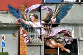 Французский художник украсил улицы уникальными картинами. И назло критикам нарядился в женские платья