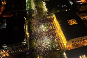 Третья ночь протестов в Тбилиси. Парламент Грузии утвердил закон об «иноагентах» в первом чтении, на улицу вышли десятки тысяч человек