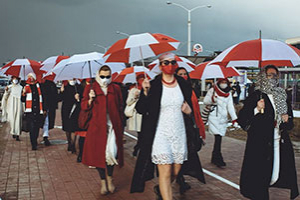 Фотофакт. Девушки гуляют по Минску с бело-красно-белыми зонтиками