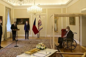 Фотофакт. Президент Чехии назначил нового премьера, сидя в стеклянной клетке