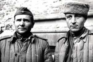 «Полковник Зинченко и подполковник Плеходанов смотрят со старой черно-белой фотокарточки апреля 1945 года»