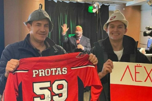 Фотофакт. Белорус из НХЛ подарил свою футболку болельщикам с БЧБ-флагом
